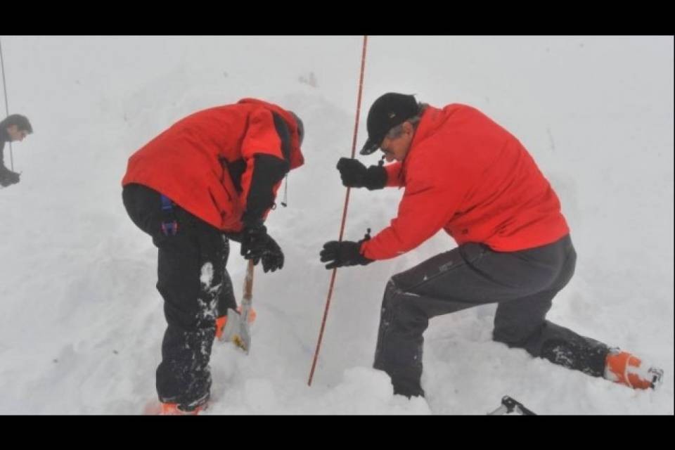 Due pattugliatori di piste travolti dalla neve: uno è morto