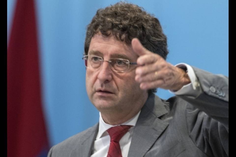 "Prima i nostri", primo ritardo