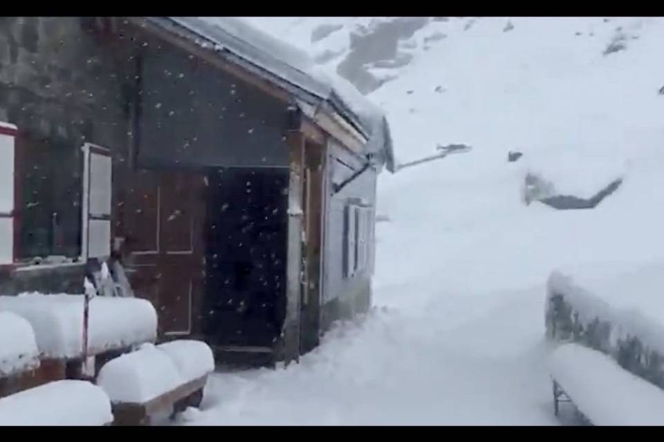 Quanta neve alla capanna Adula!