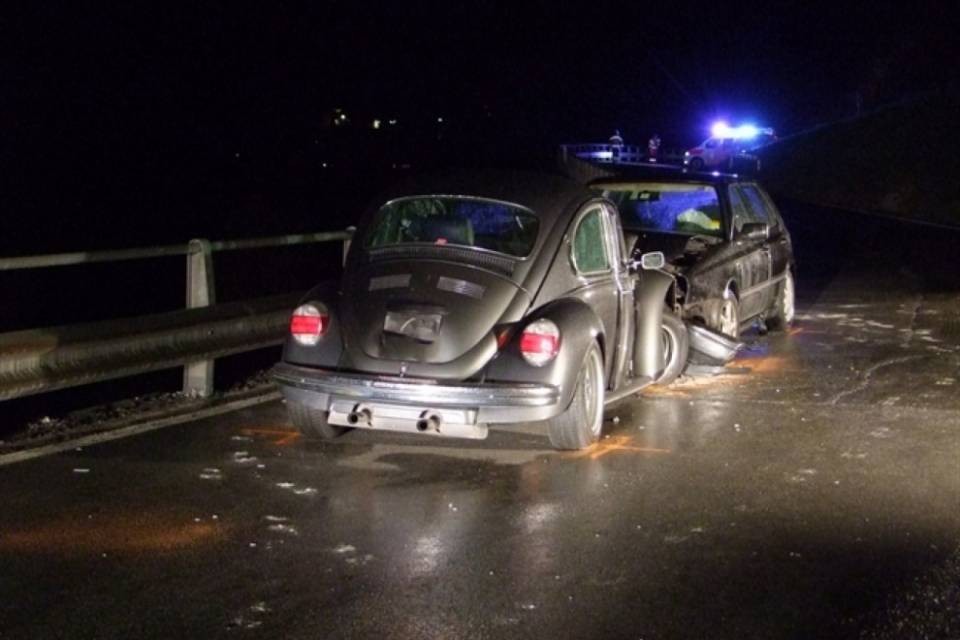 Frontale tra due auto, 4 feriti