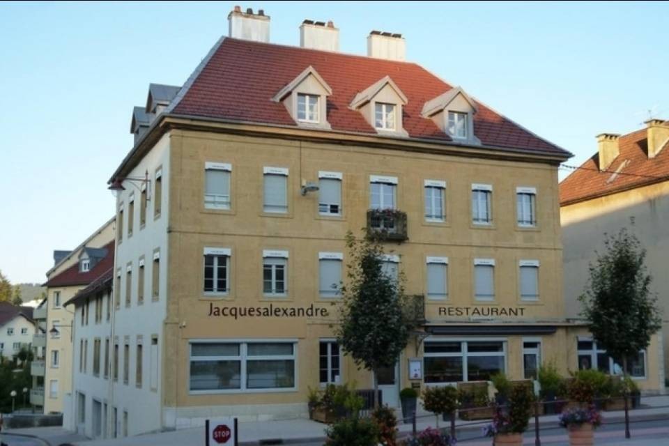 Gli impiegati scappano in Svizzera, il locale deve chiudere
