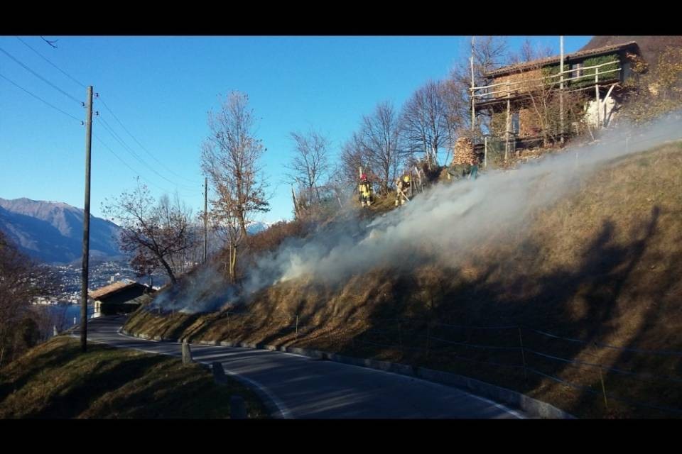 Prato in fiamme ad Arogno