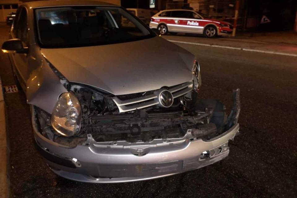 Giubiasco: auto contro un palo della luce, un ferito