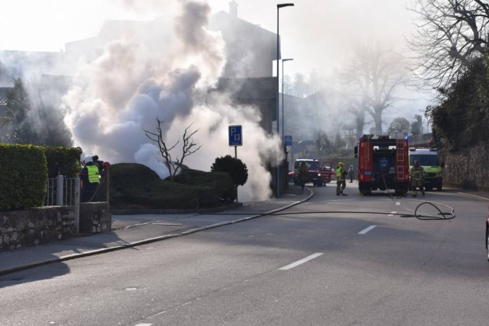 Veicolo in fiamme a Mendrisio
