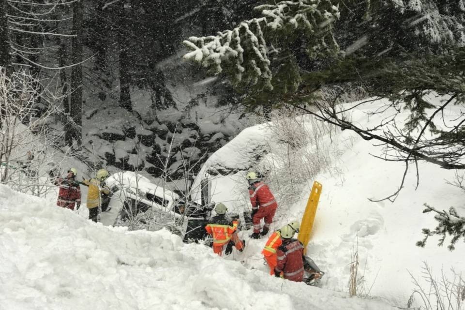 Esce di strada e finisce nel riale