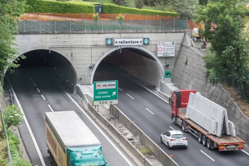 Voragine sulla A9, danneggiate 26 auto