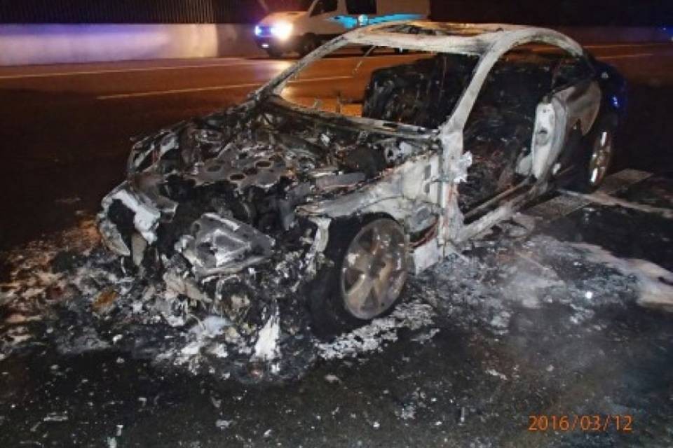 Sparatoria e auto in fiamme