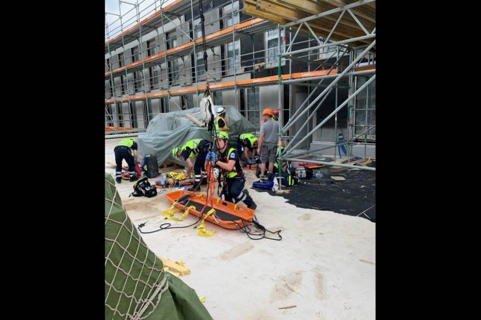Due operai cadono nel vano di un ascensore