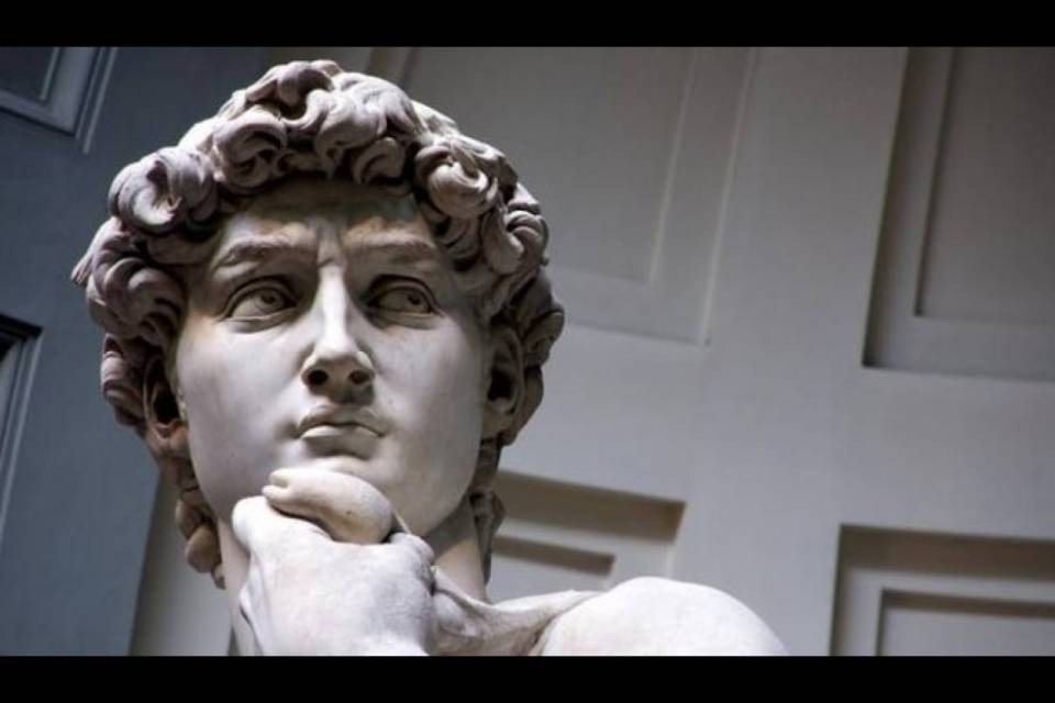 Nudo davanti al David di Michelangelo