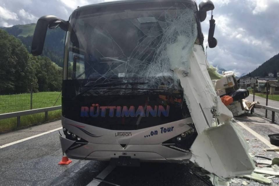 Invade la corsia di contromano, violento scontro sull'A13