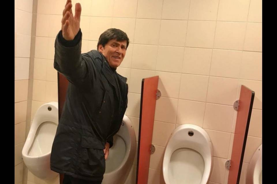 Morandi troppo... social: spunta la foto al gabinetto