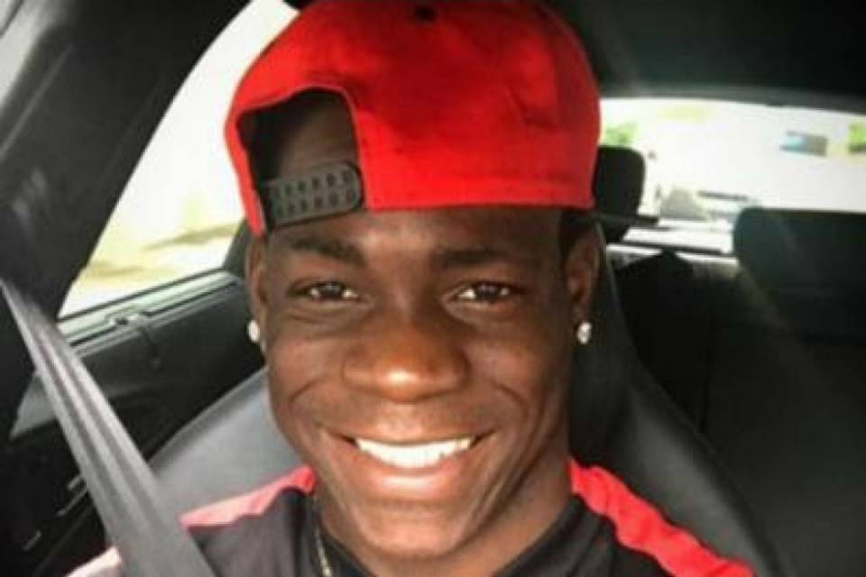Balotelli a 200 km/h. Ma può tenersi la patente