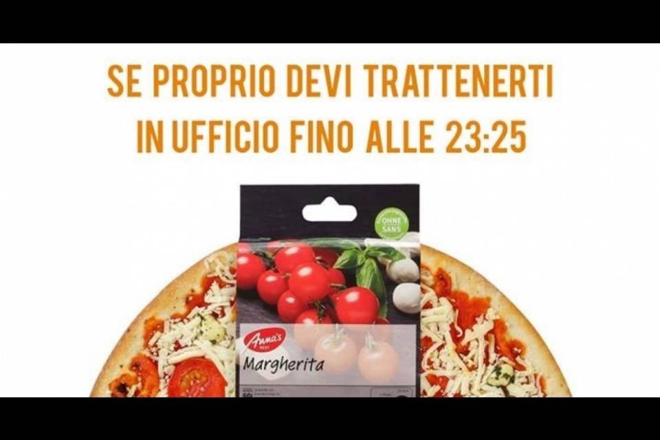 "Se proprio devi trattenerti in ufficio per una pizza..."