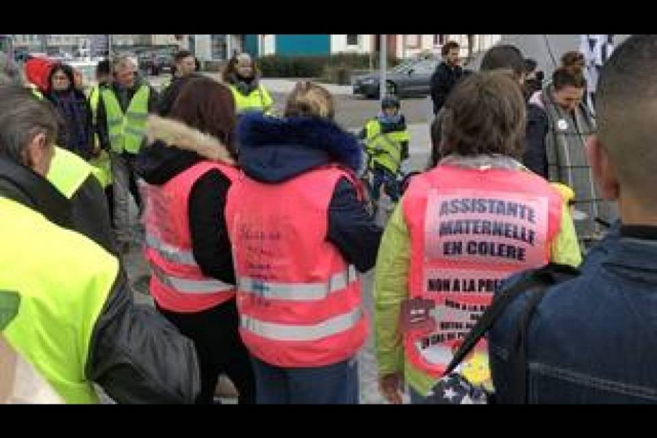 Non solo gilet gialli, ma anche gilet rossi e gilet rosa