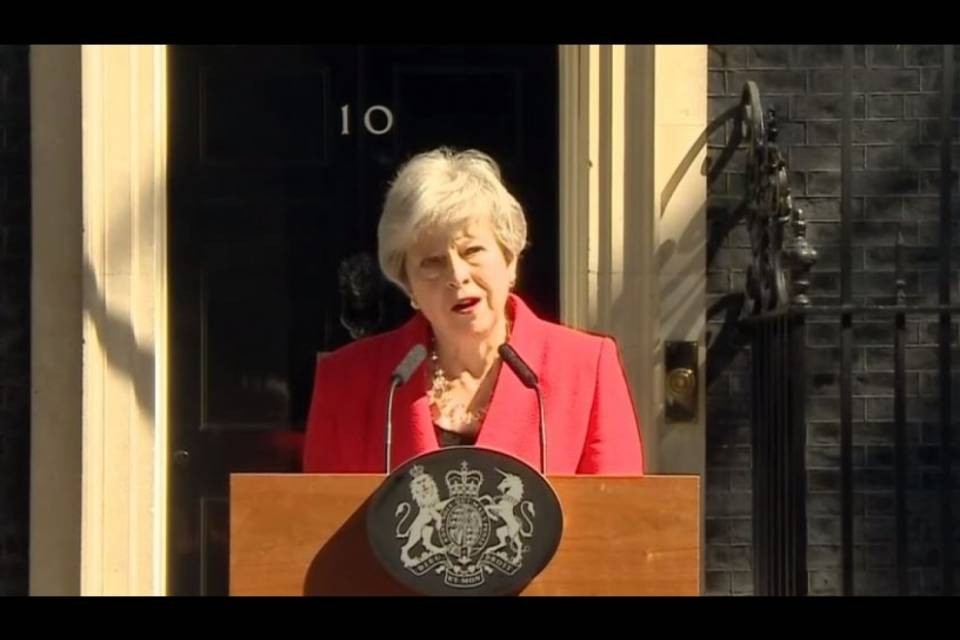 Theresa May si è dimessa, l'annuncio in lacrime
