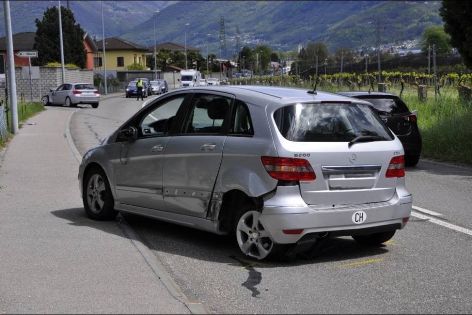 Scontro tra due auto a Quartino, un ferito leggero