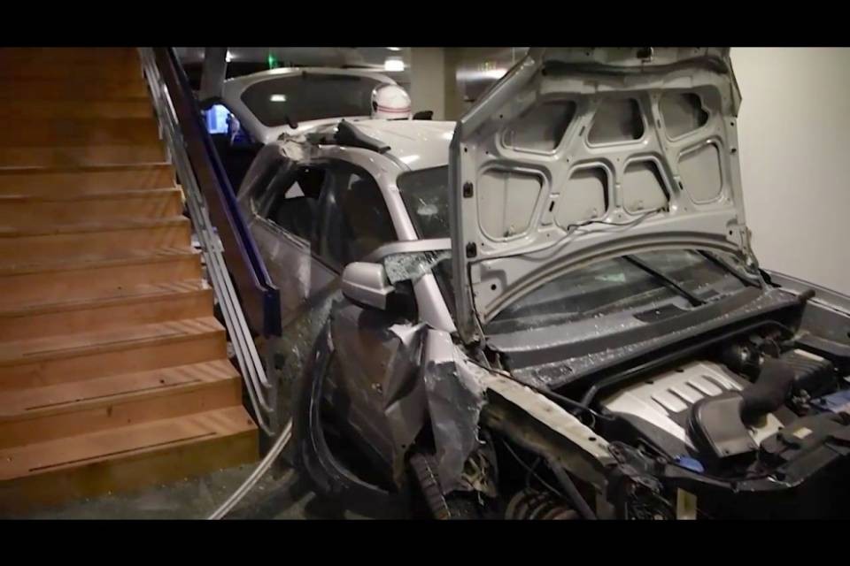 Sfonda la vetrata e finisce dentro un edificio