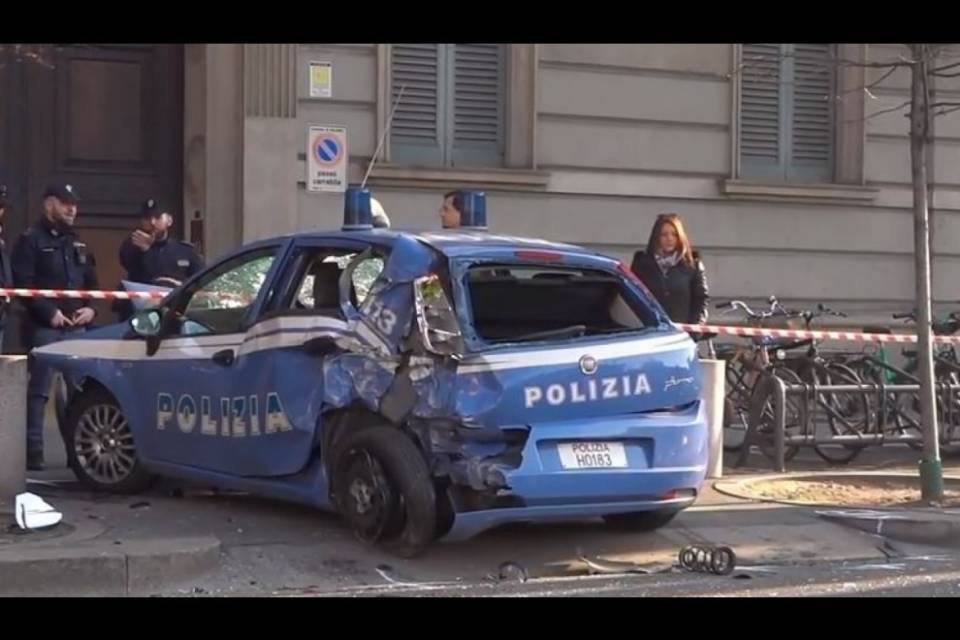 Autobus sperona due auto della Polizia