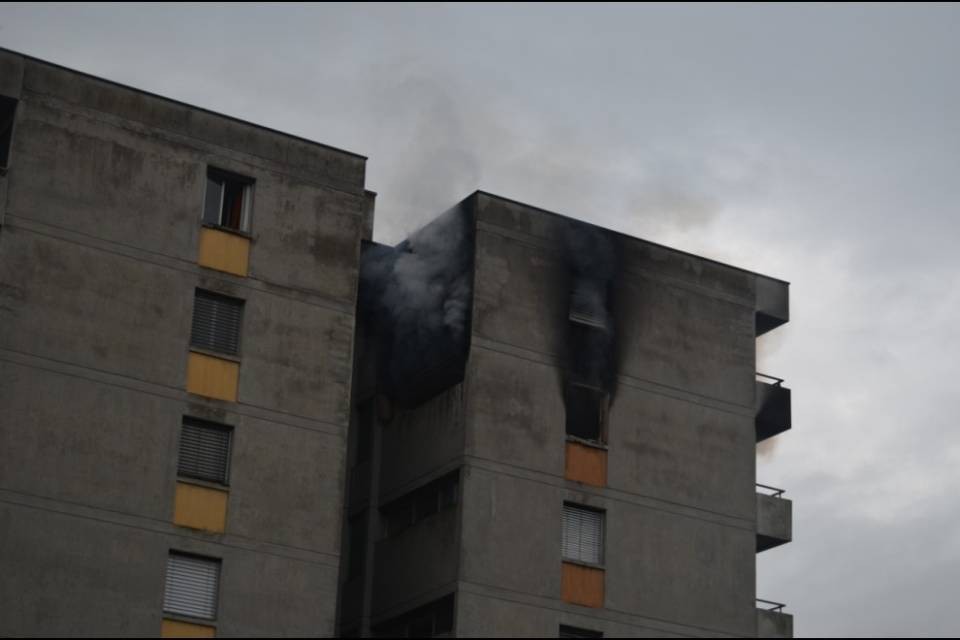 Via Odescalchi, in fiamme un "laboratorio" della droga?
