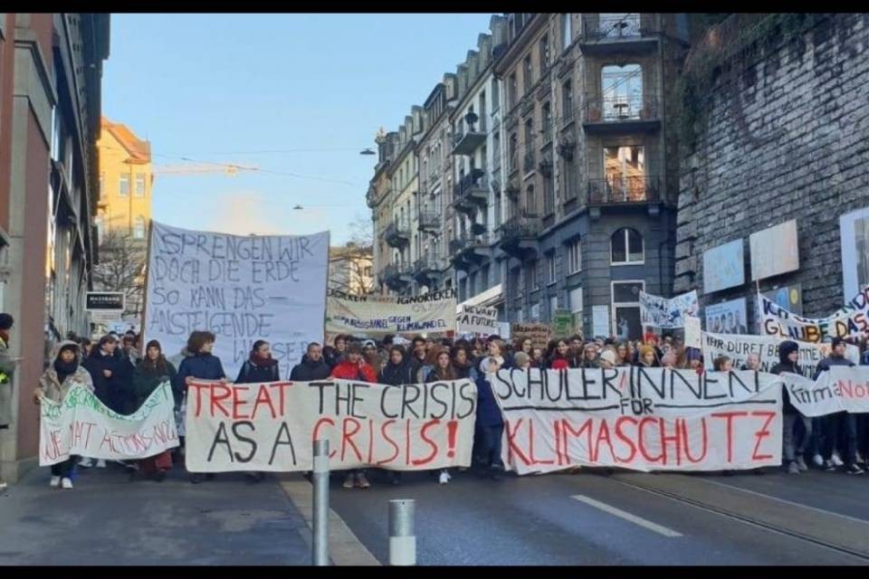 Migliaia di studenti in piazza per il clima