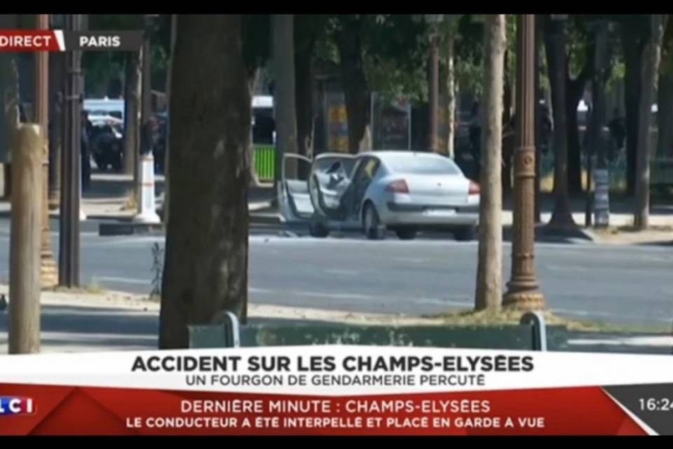 Parigi, auto contro un furgone della Polizia