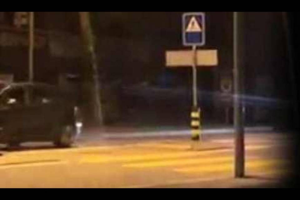 Uomo nudo si masturba per strada a Lugano