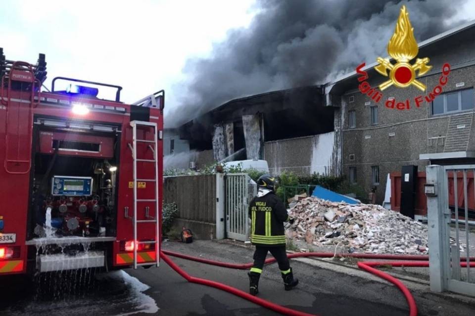 Incendio in un'azienda trattamento rifiuti nel Milanese