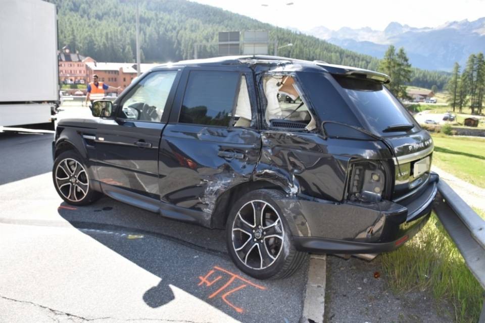 Frontale tra auto e camion a Pontresina