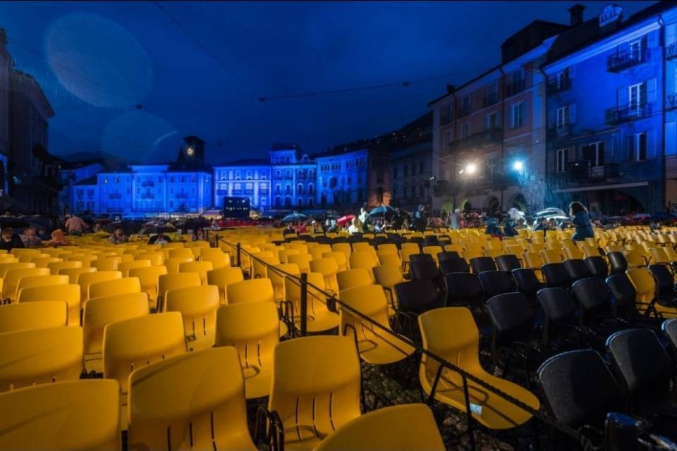 Drone in volo su piazza Grande: denunciato il pilota