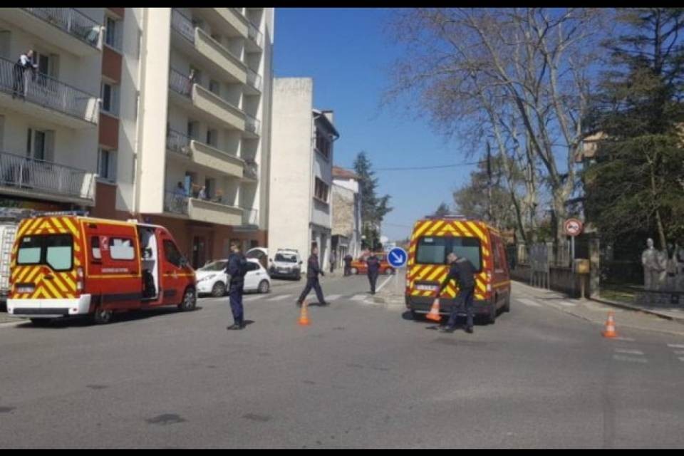 Francia: accoltella i passanti, 2 morti e almeno 5 feriti