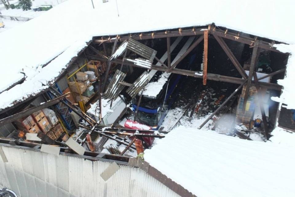 San Gallo, crolla il tetto di un capannone sotto la neve