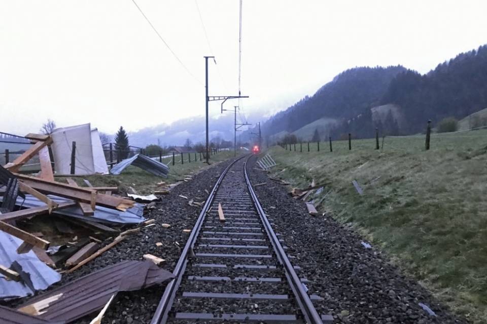 Treno regionale urta tettoia finita sui binari