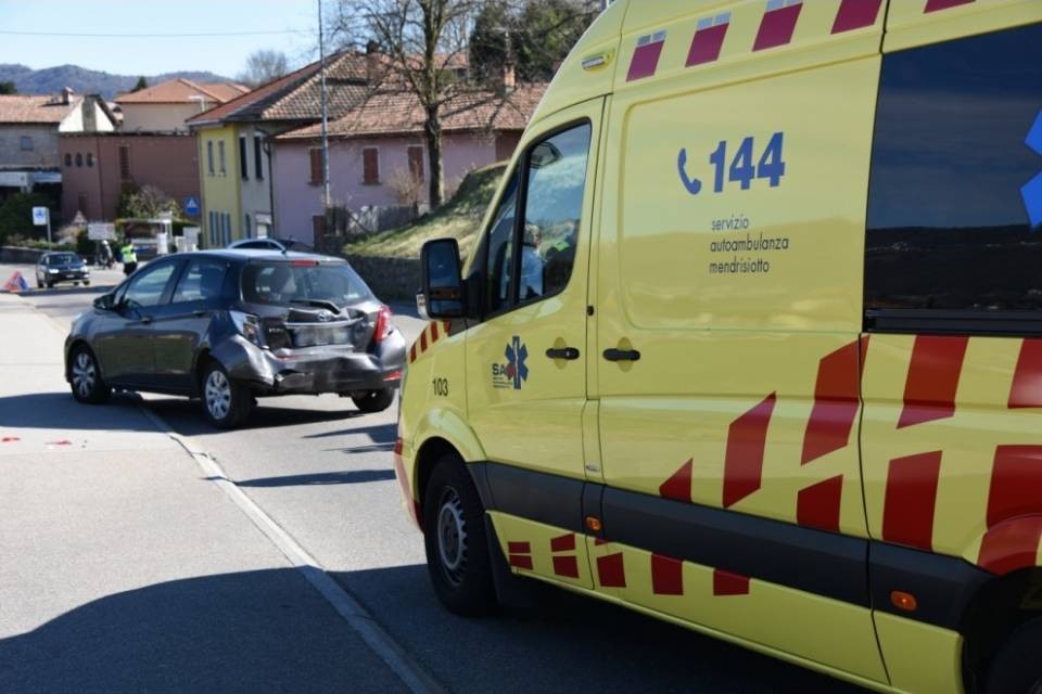 Furgone tampona un'auto sulla strada Cantonale a Novazzano