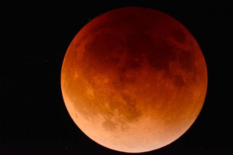 L'eclissi più lunga del secolo: la Luna rossa sul Monte Lema
