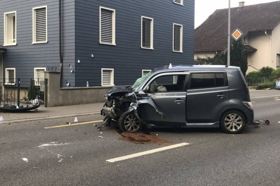 Auto investe pedoni e ciclista, 3 feriti gravi