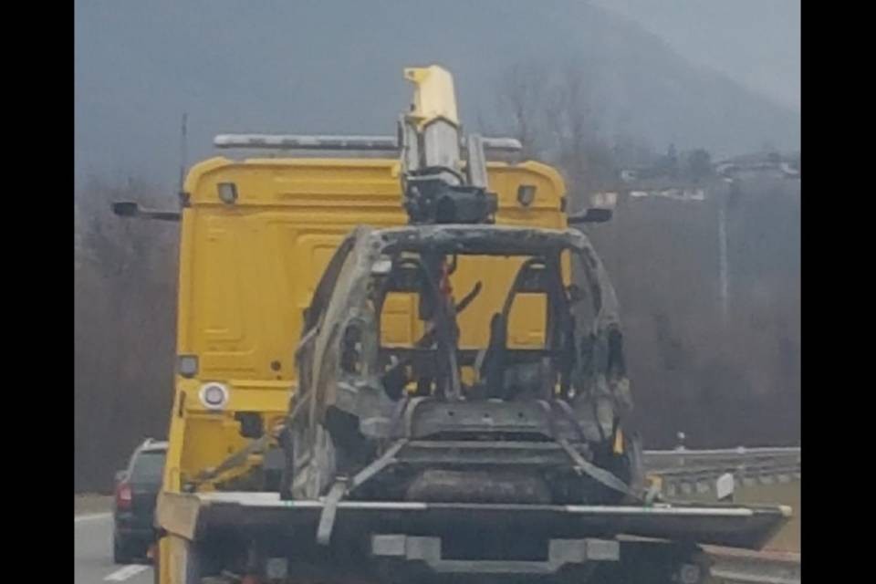 Veicolo in fiamme, riaperta l'A2