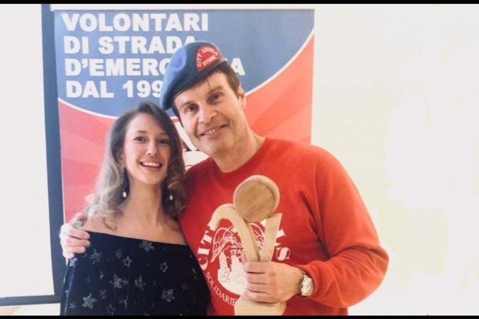 Valentina Nessi premia Mario Furlan per il suo impegno sociale