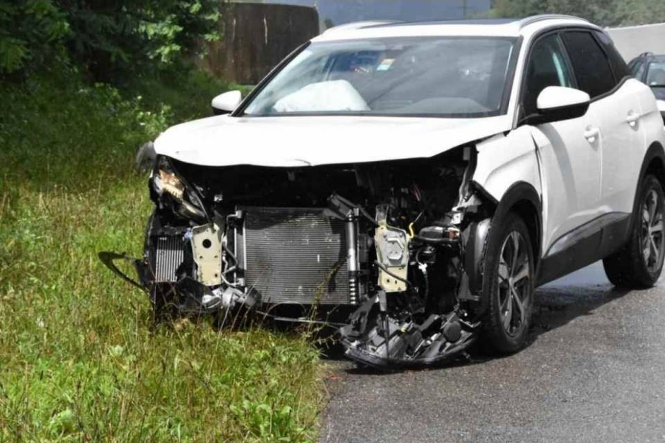 Perde il controllo dell'auto e finisce sul lato opposto della corsia