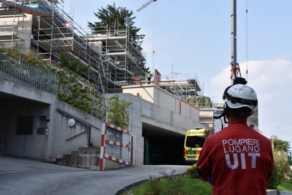 Spettacolare evacuazione per un operaio a Montagnola