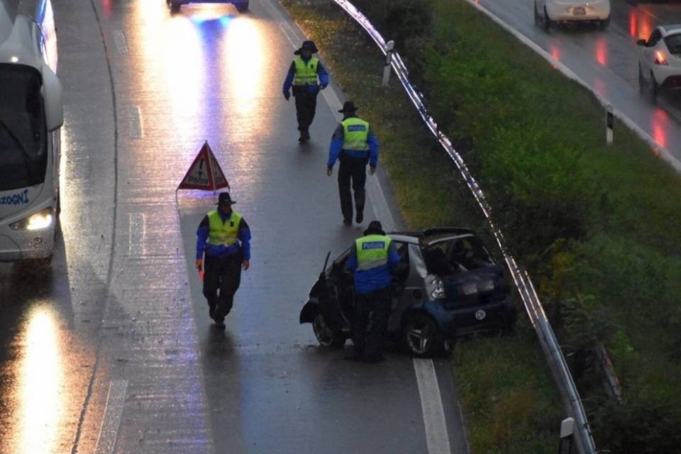 Sbanda sulla A2 e viene sbalzato dal veicolo