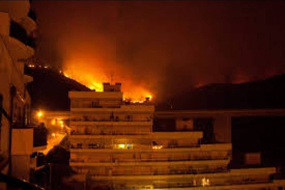 Incendio di grande proporzioni divampa a Ginevra