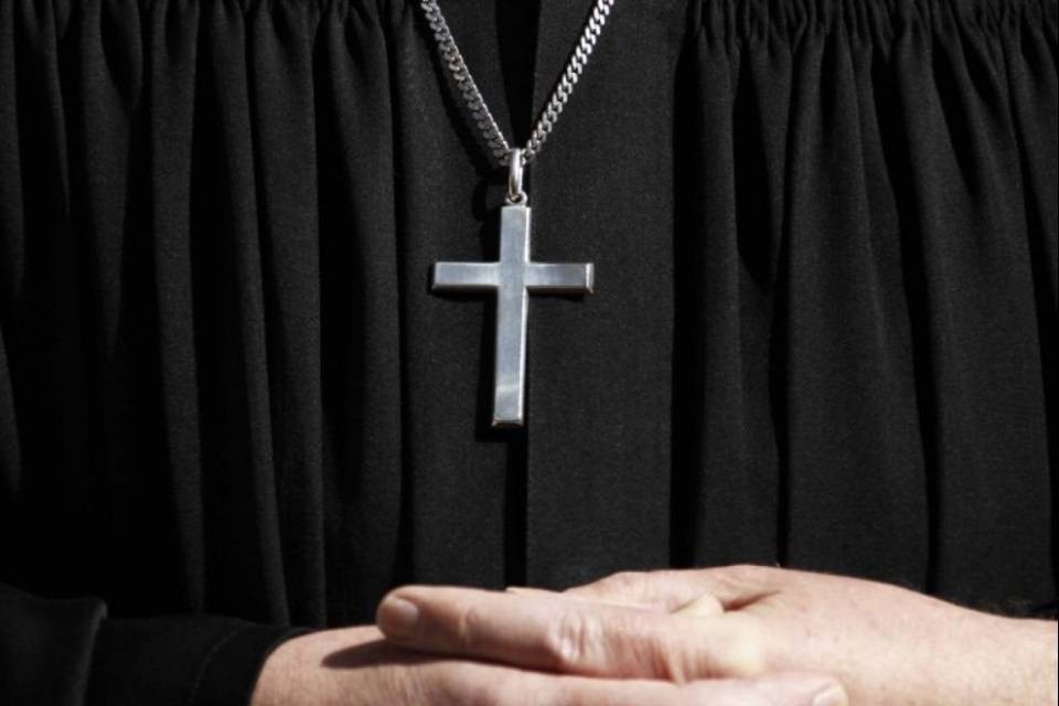 Il prete ha confessato