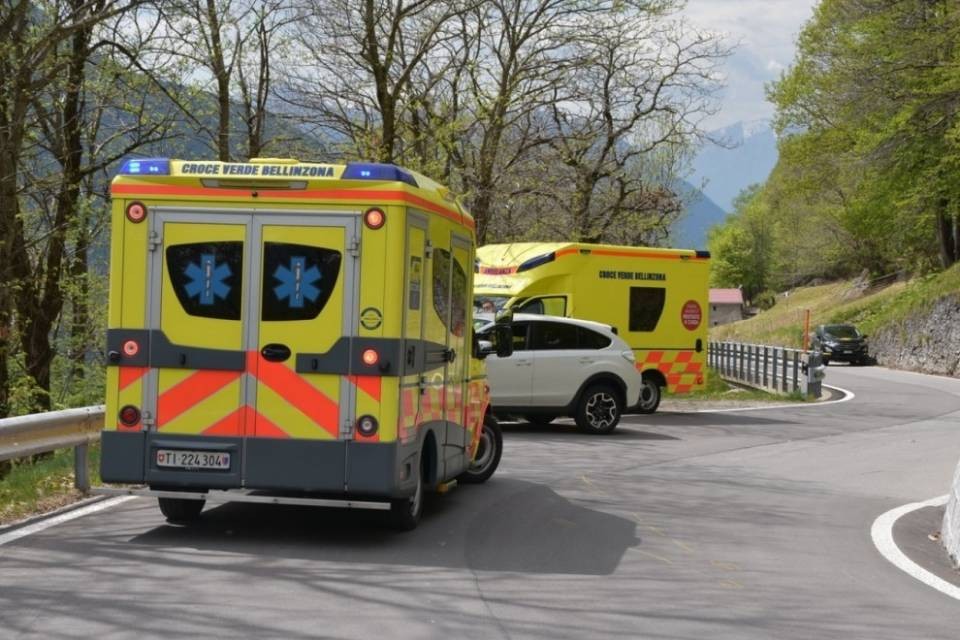 Valle Morobbia: cadono in bici e urtano un'auto, due feriti
