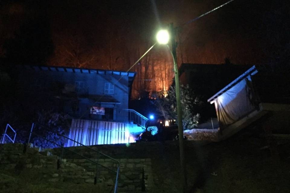 Violento incendio sopra Corticiasca