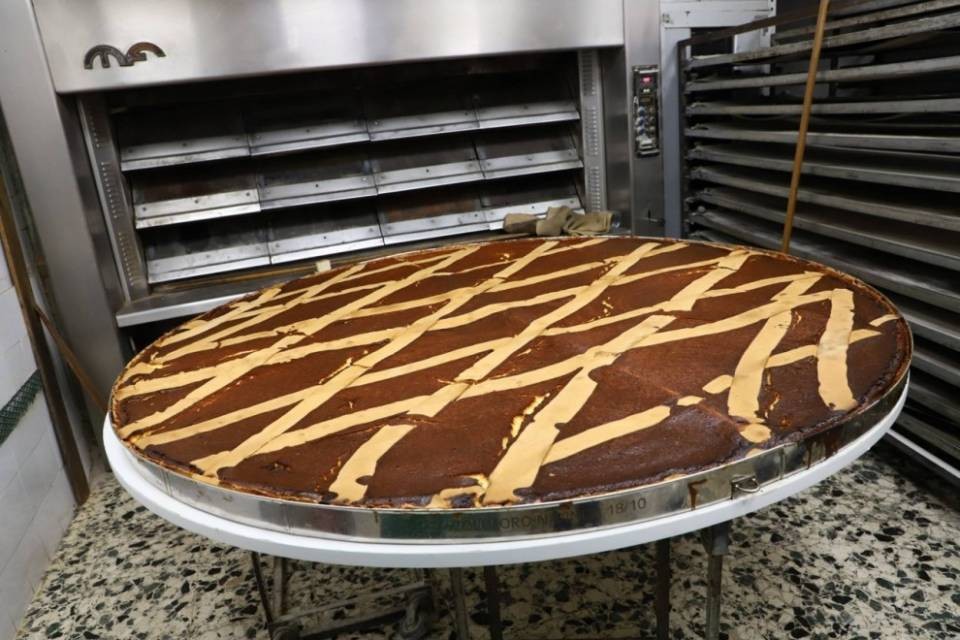Napoli, realizzano una pastiera di 2 m di diametro e 306 kg