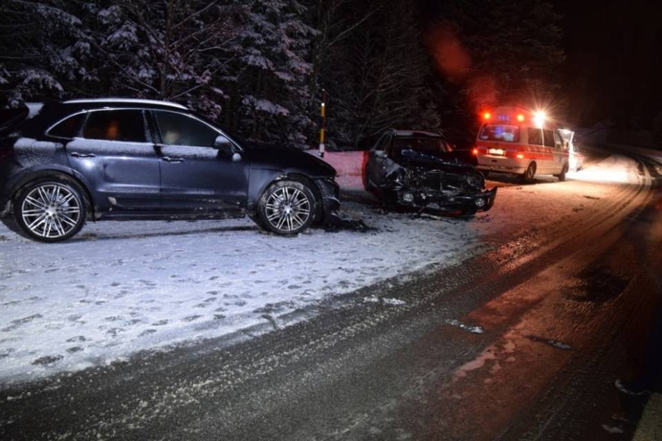 Frena ma scivola sulla neve, scontro frontale sul Maloja