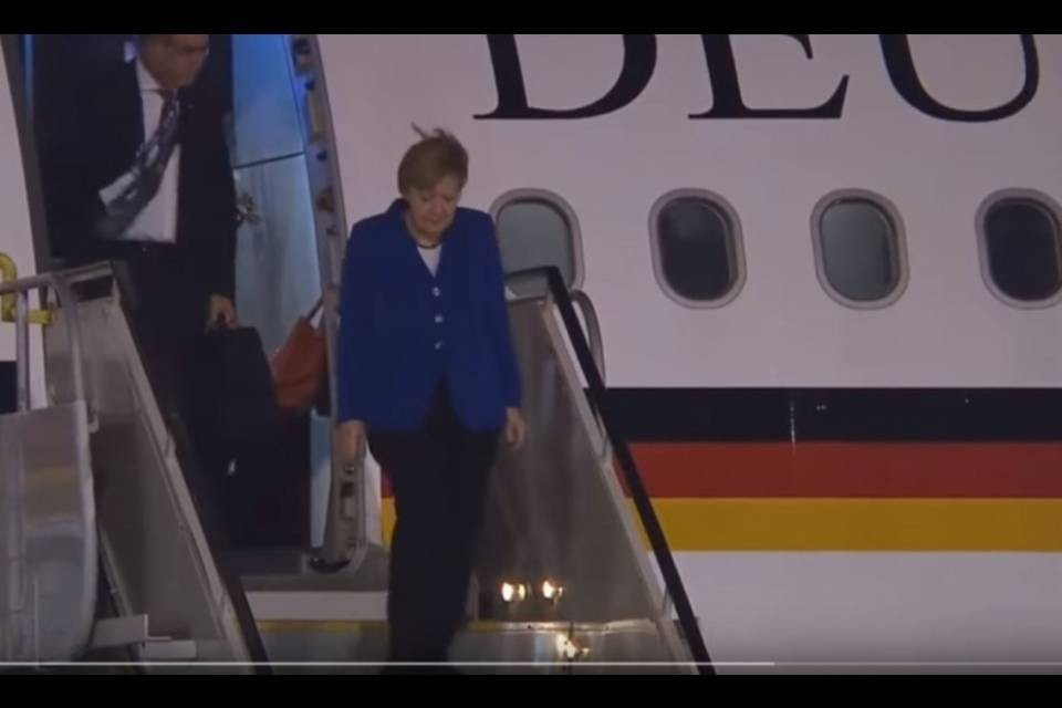 Atterraggio d'emergenza per l'aereo della Merkel