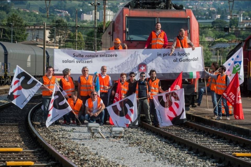Occupati (simbolicamente) i binari a Chiasso