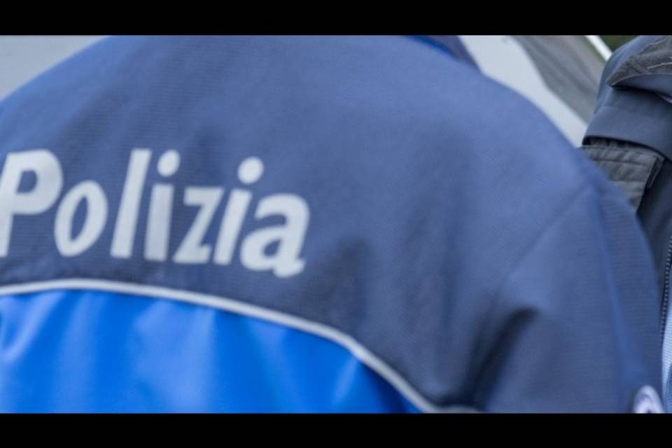 "Silenzio inaccettabile delle autorità sul caso dell'agente promosso"