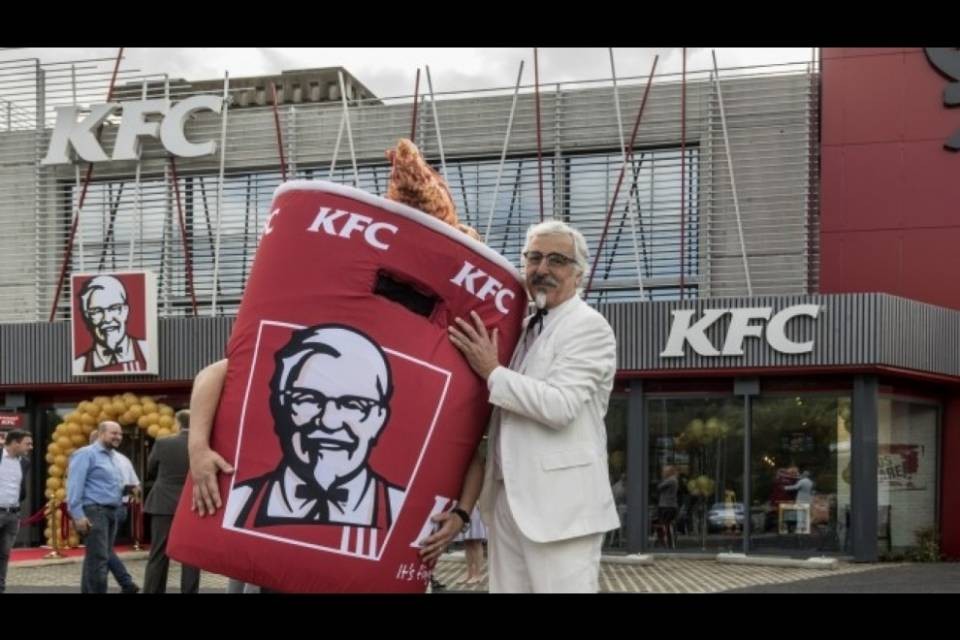 KFC preso d'assalto nel giorno dell'inaugurazione